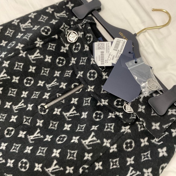Louis Vuitton Monogram Black and White mini Skirt size. 40 - Picture 6 of 11